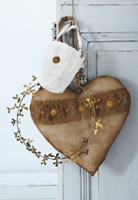 Hjärta-med-tyg-omslag-metall-krans-dekor