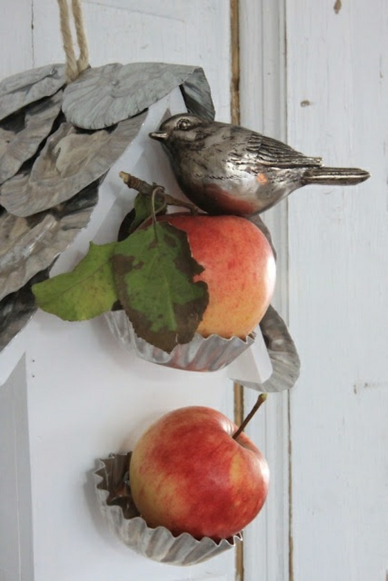 Äpplen-i-metall-ärmar-och-fåglar-gjorda av metall