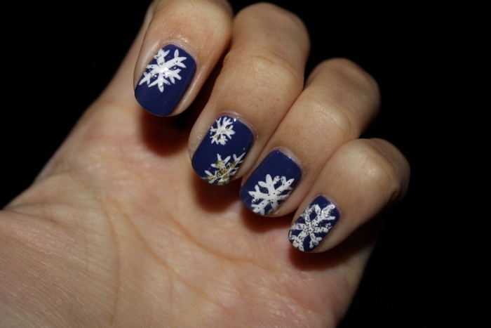 vinter-nail-art-design-mörk-blå-bas-rock-vit-snö stjärnor