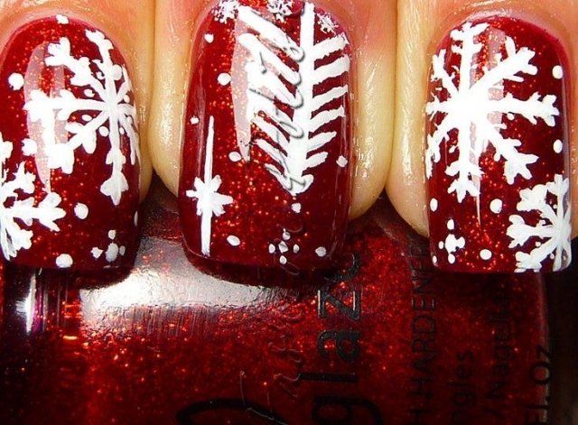 vintriga-naglar-design-med-snöflingor-röda
