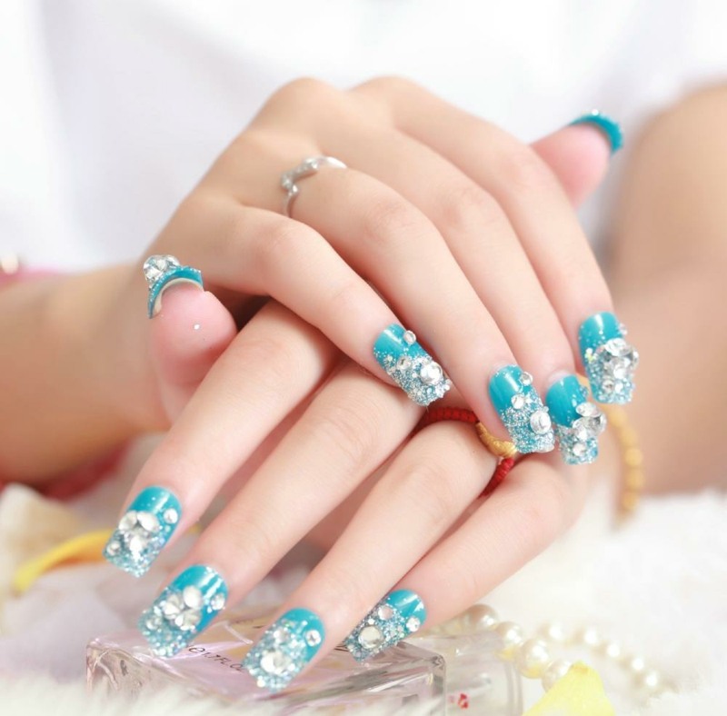 nageldesignidéer bröllop konstgjorda naglar ljusblå glitter 3d -effekt silver