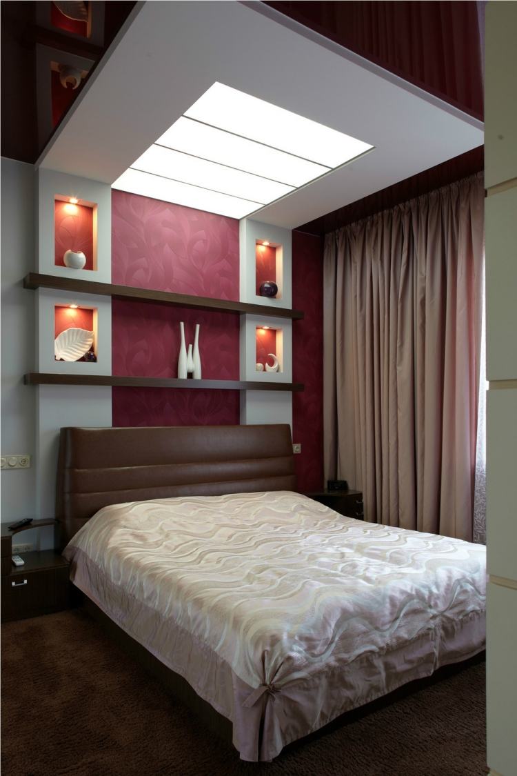 sovrum-färg-idéer-vinröd-brun-grädde-hyllor-bakom sängen
