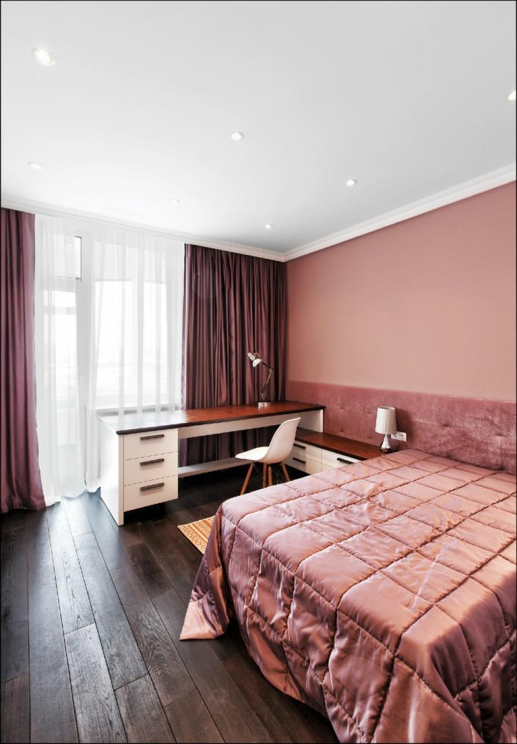 sovrum-färger-skumma rosa-vägg-överkast-mörkt-plank-golv