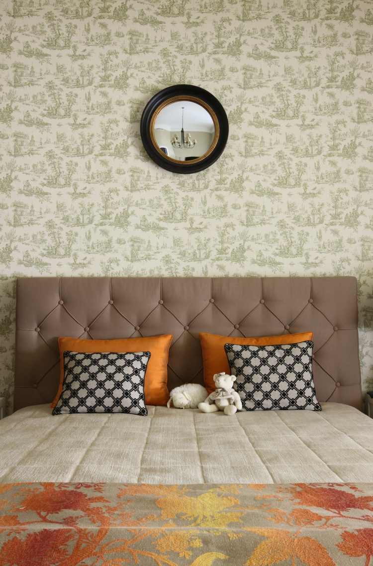 sovrum-toile-de-jouy-tapeter-orange-brun-dekorationer