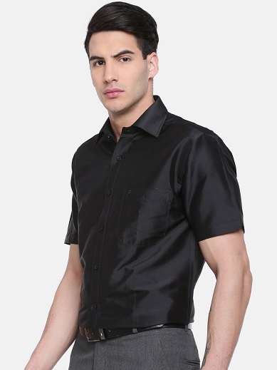 Tavallinen musta silkki miesten paita