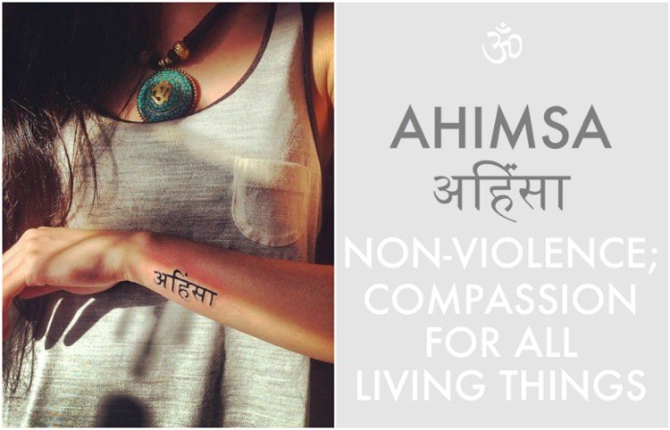 tatuering-säger-sanskrit-ahimsa-medkänsla-medkänsla-handled