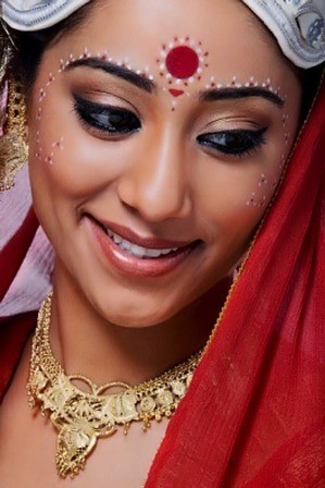 Bengali -morsiamen meikki näyttää punaisella Bindillä