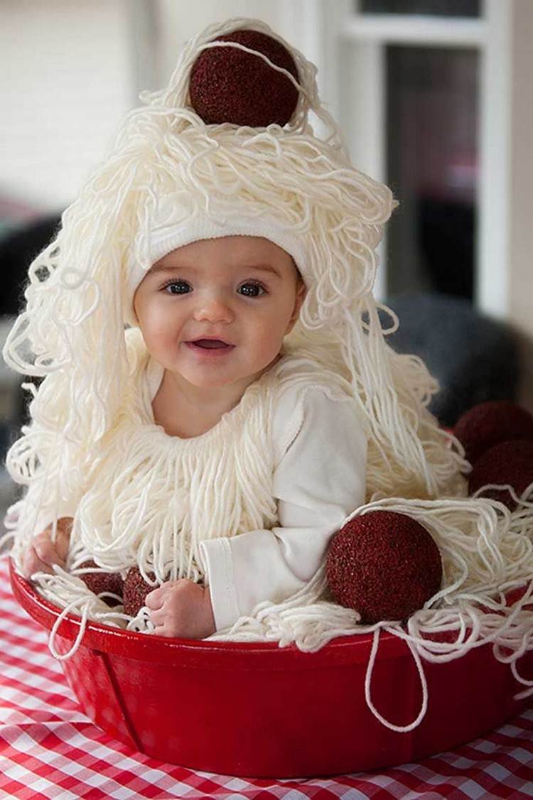 Mardi Gras-kostym-idéer-spädbarn-spagetti-garn-köttbullar-frigolit-bollar