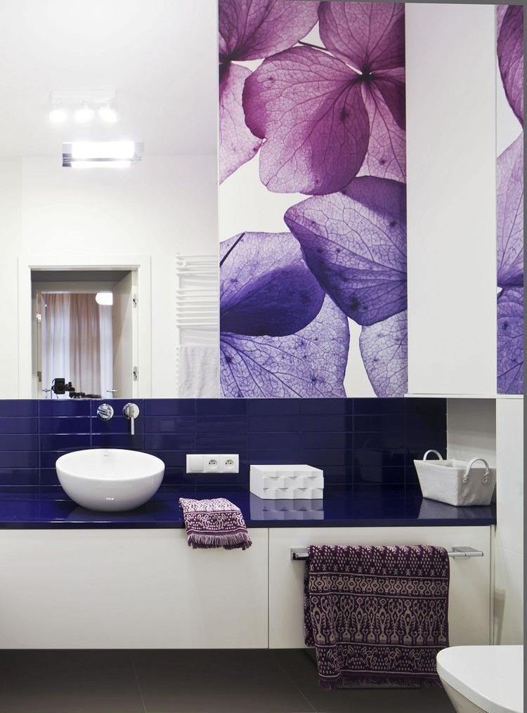 levande-idéer-badrum-utan-fönster-vit-mörkblå-hortensia blomma-fotovägg