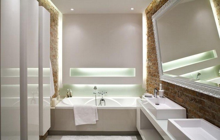 Living-idéer för badrum -utan-fönster-indirekt-belysning-obehandlat-tegel-vägg-badkar