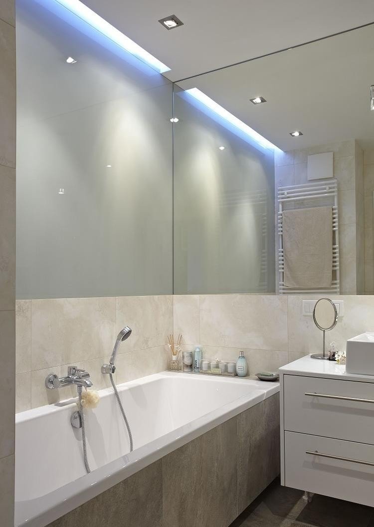 levande-idéer-badrum-utan-fönster-badkar-indirekt-tak-belysning-spegel-vägg