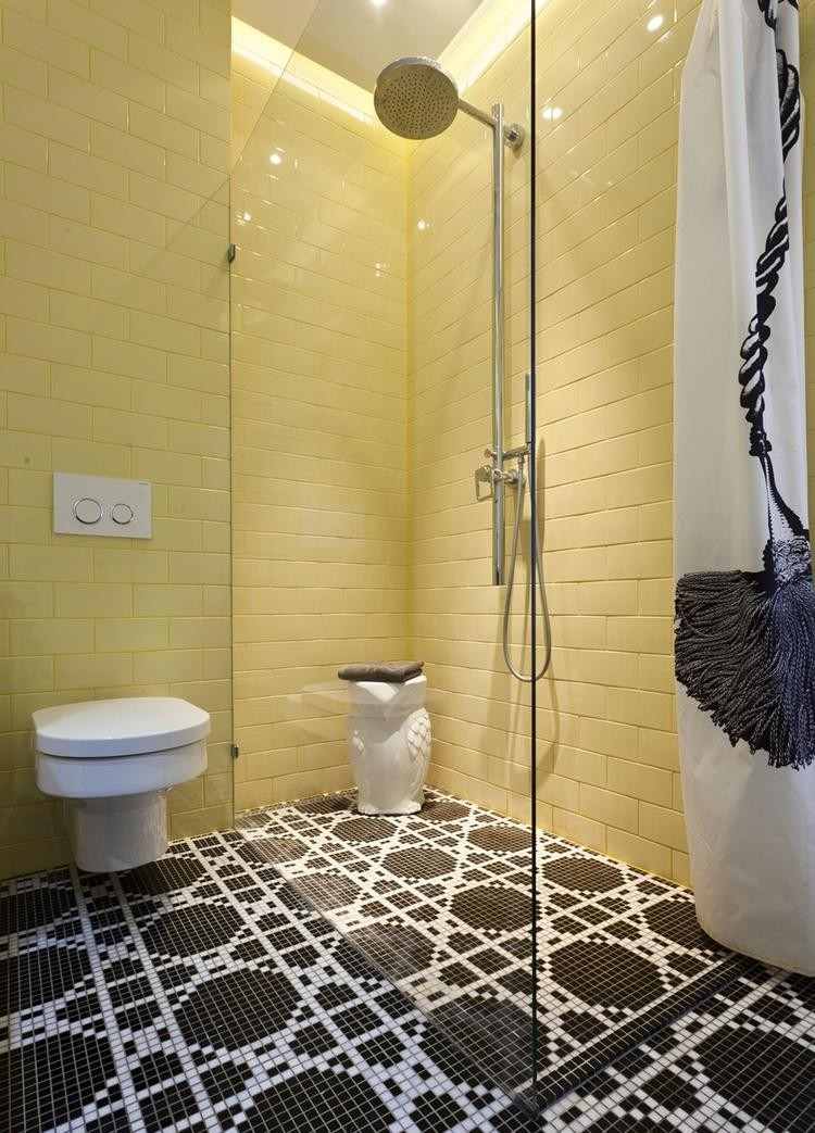 vardags-idéer-badrum-utan-fönster-gula-vägg-kakel-golv-kakel-mosaik-golv-nivå-dusch