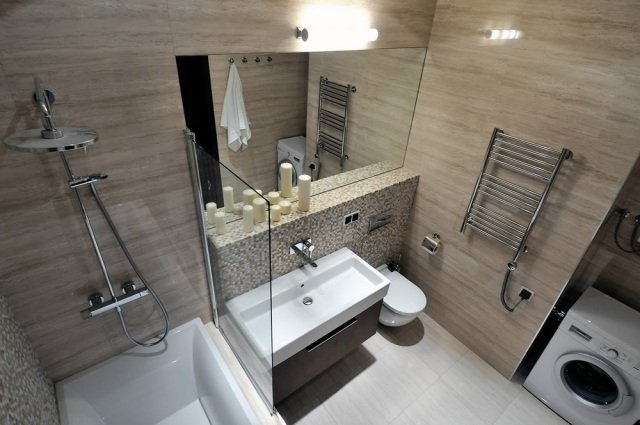 litet-badrum-utan-fönster-beige-kakel-natursten-look-bad-hand-dusch