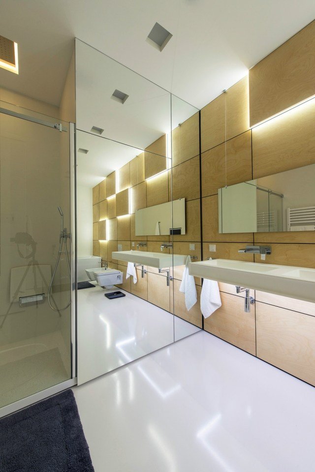 idéer-badrum-utan-fönster-paneler-trä-look-indirekt-belysning-spegel-vägg