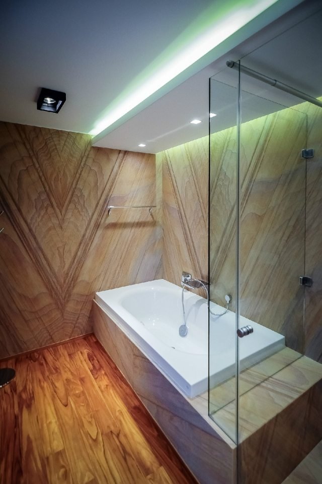levande idéer för badrum-utan-fönster-indirekt-belysning-badkar-vägg-marmor-optik