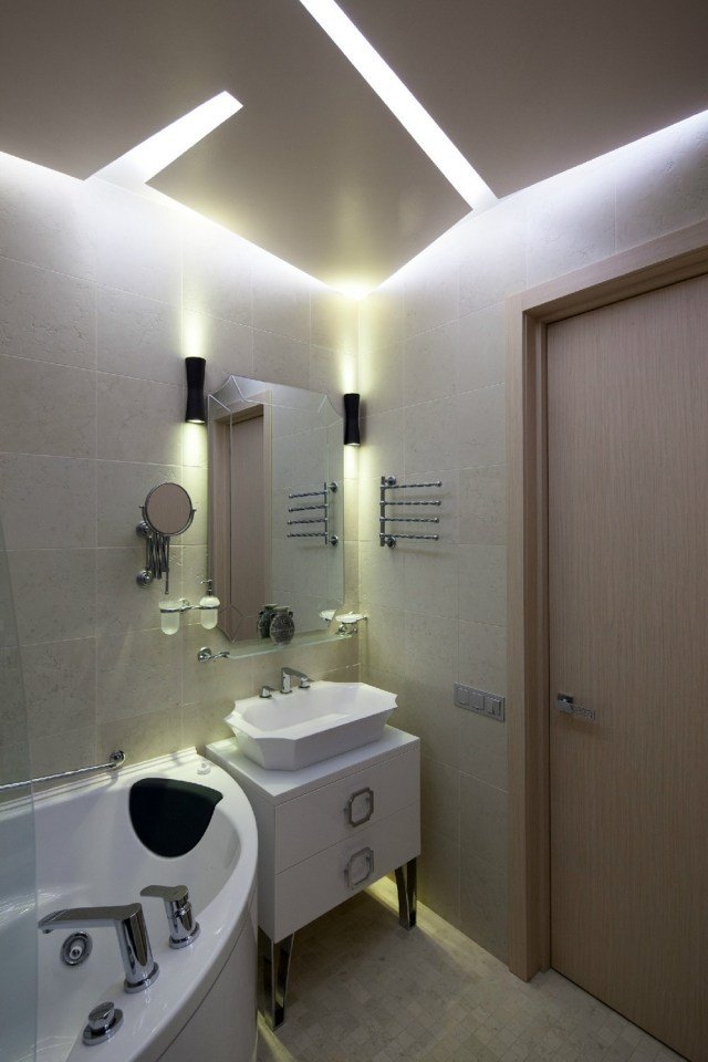 litet-badrum-utan-fönster-hörn-badkar-hängande-tak-indirekt-belysning