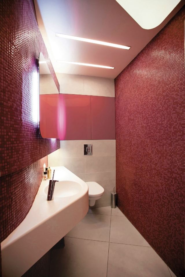 små-badrum-mosaik-rosa-skräddarsydda-fåfänga-corian