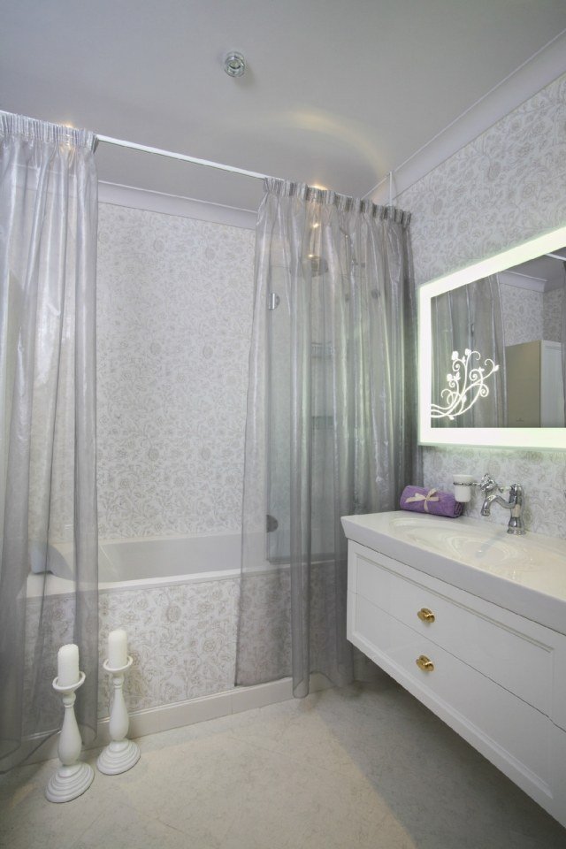 badrum-utan-fönster-vit-dusch-gardiner-spegelbelysning