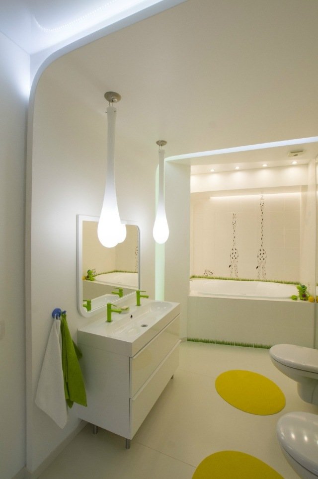 badrum-utan-fönster-indirekt-belysning-hängande-lampor-gröna-accenter