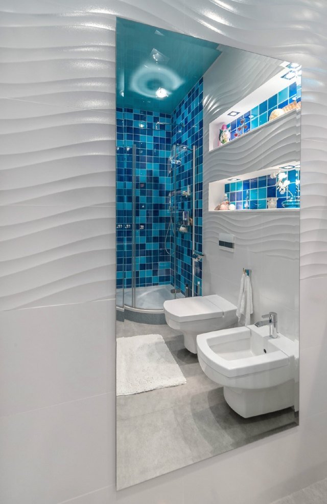idéer-badrum-utan-fönster-blå-vit-spegel-hyllor-väggnischer