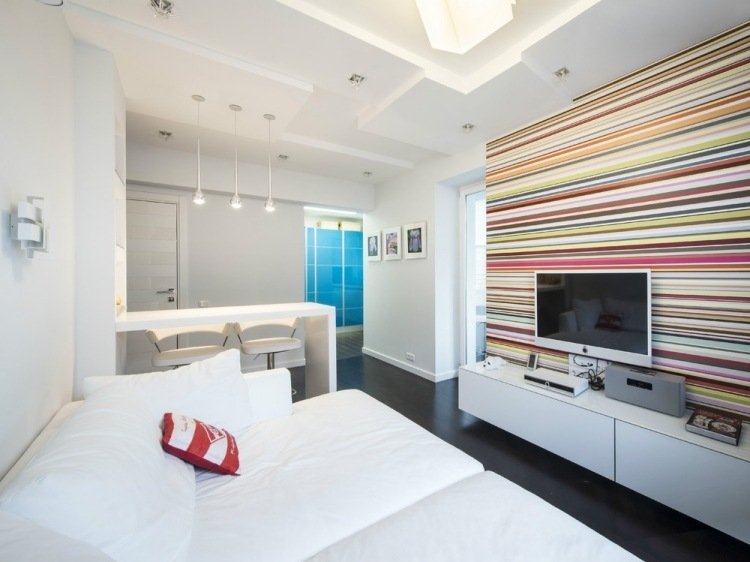 Vardagsrumsväggar idéer - tapetsering - färgglada - ränder - vita - möbler