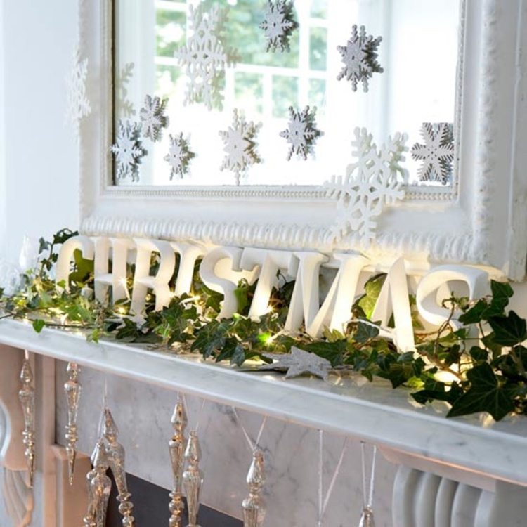 Dekorera spegeln till jul med filtdekorationer och dubbelsidig tejp