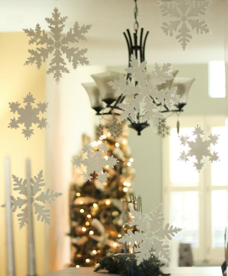 Dekorera spegeln med snöflingor av konstsnö för vintern