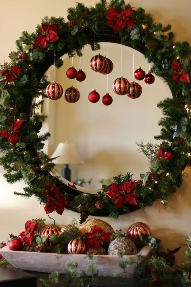 Rund spegel att dekorera till jul med julgranskulor och grankrans