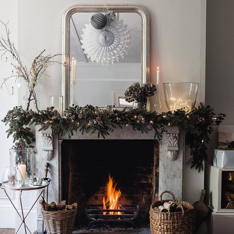 Mantelpiecen dekorerad på ett skandinaviskt sätt till jul