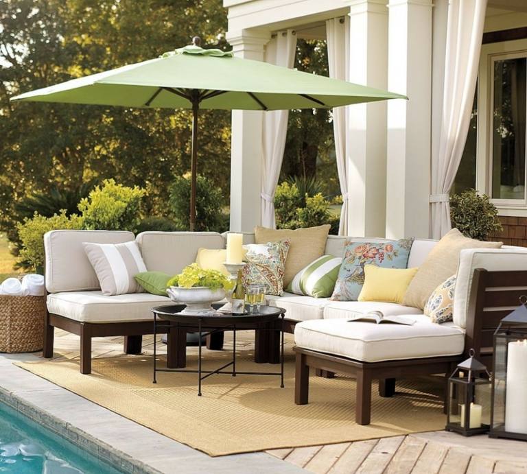 idéer för terrass lounge idé soffa trä vit klädsel parasoll färgglada accenter