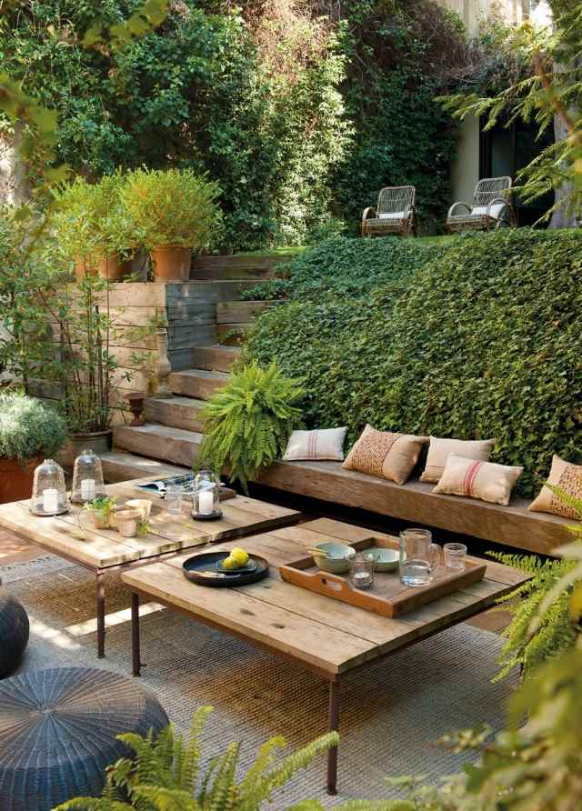 idéer för terrassdesign-trä-soffbord-bänk-murgröna-grönt