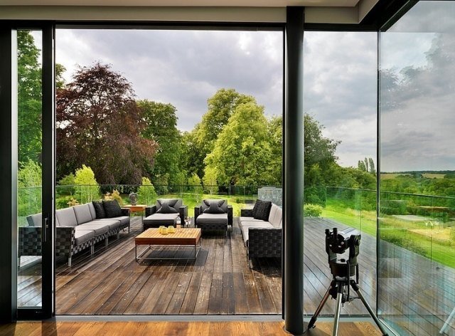 Terrass-modern-designad-trä-planka-golv-sittplatser-grå