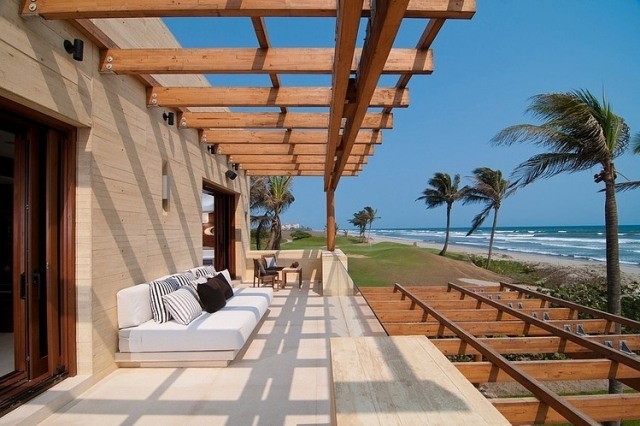 terrass-modern-designad-sandsten-färg-fasadpaneler-glasräcken