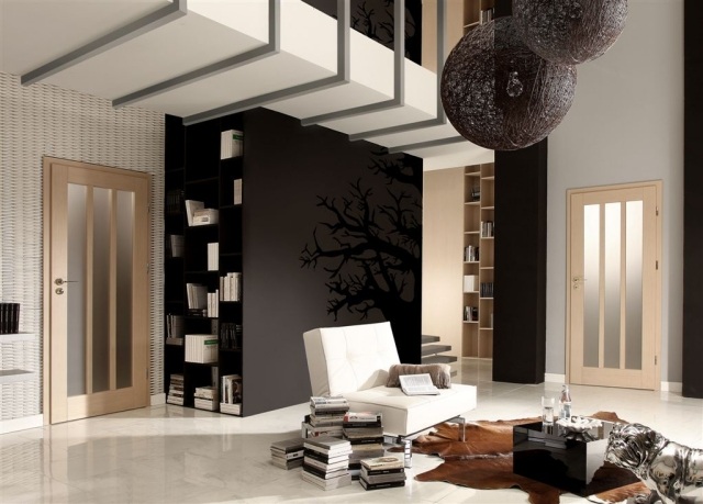 modern-lägenhet-interiör-dörrar-ljus-trä-glas-cut-outs-vertikal