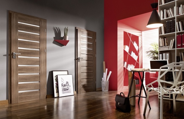 modern-lägenhet-trä-innerdörrar-smala-glas-utskärningar-röd-vägg