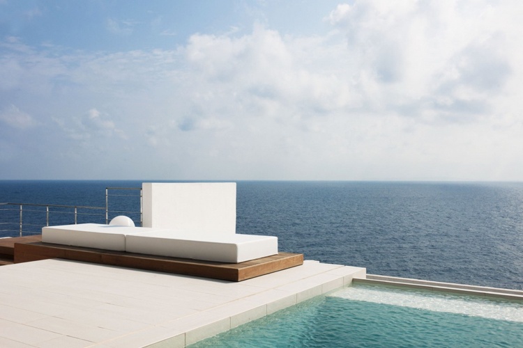 modern-terrass-design-havsutsikt-medelhavs-vit-oändlighet pool-design