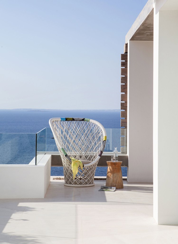 modern-terrass-design-havsutsikt-fåtölj-glasräcke-vit-design