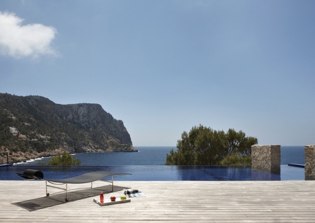 Solstolar-modern-design-perfekt-terrass-för-purister-utsikt-över-havet