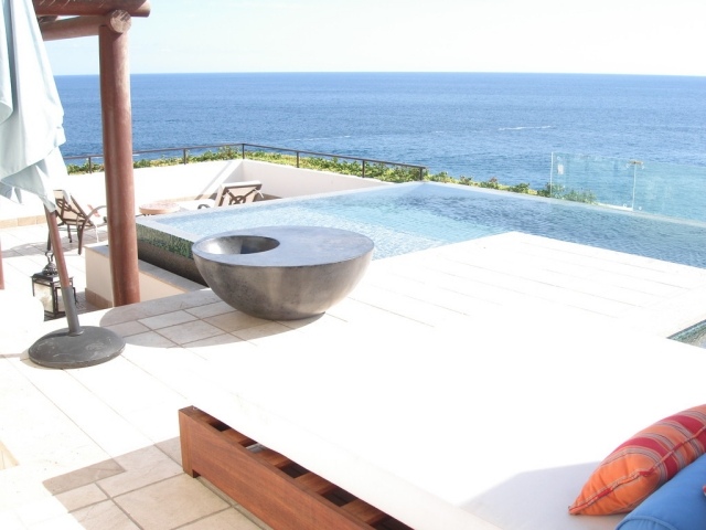 modern-villa-terrass-design-bilder-daybed-infinity-pool