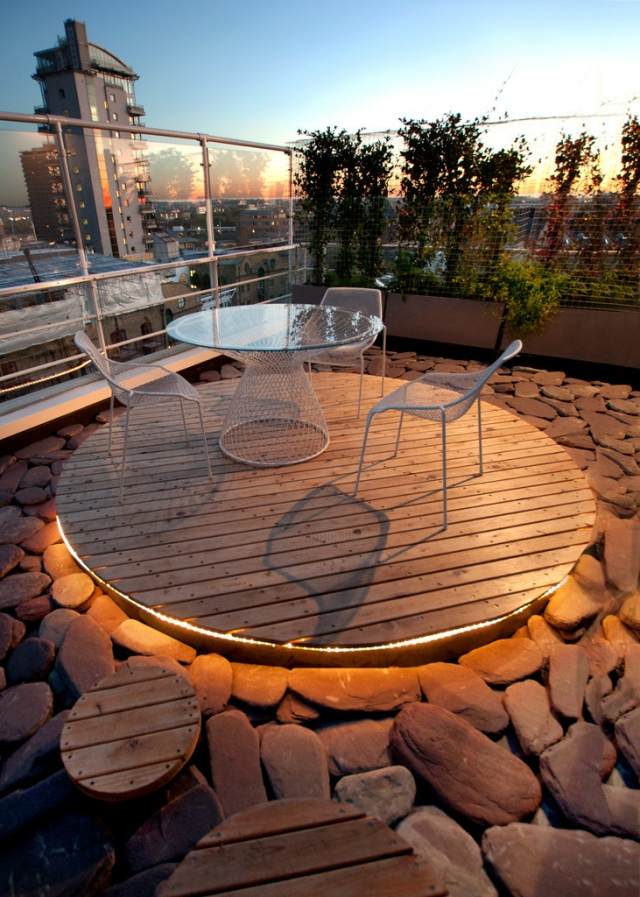 terrass-rund-däck-beklädnad-trä-räcken-metall-glasrutor