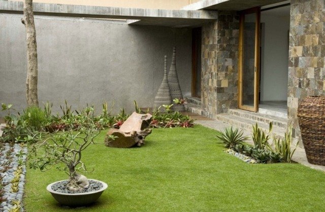 design-idéer-trädgård-gräsmatta-växter-småsten
