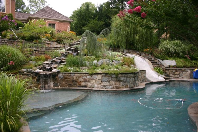 pool-med-rutschbana-terrass-trädgård-planterings-bäck