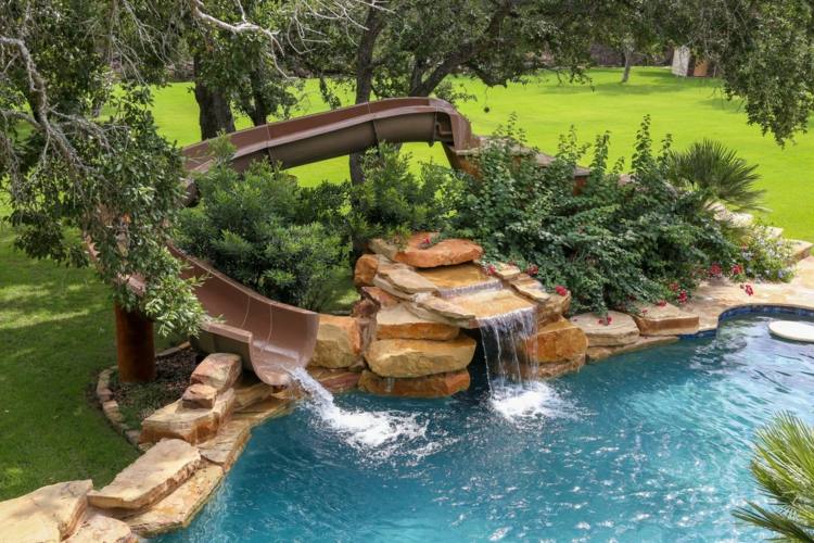 Pool med rutschkana brun-vattenfall-idé-stenar
