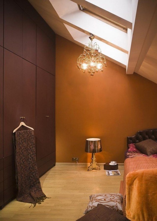 sovrum-sluttande tak-orange-brun-vägg-färger-inbyggd garderob