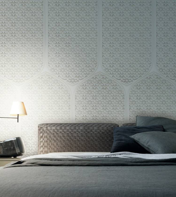 designer-tapeter-sovrum-geometriska-motiv-vit-brun-säng-filt-blå-kuddar-TANGLE-Inkiostro-Bianco