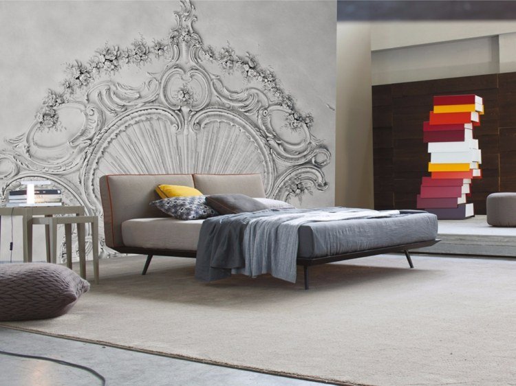 designer-tapeter-sovrum-dekorativa-motiv-grå-beige-stoppad säng-REINASSANCE-Inkiostro-Bianco