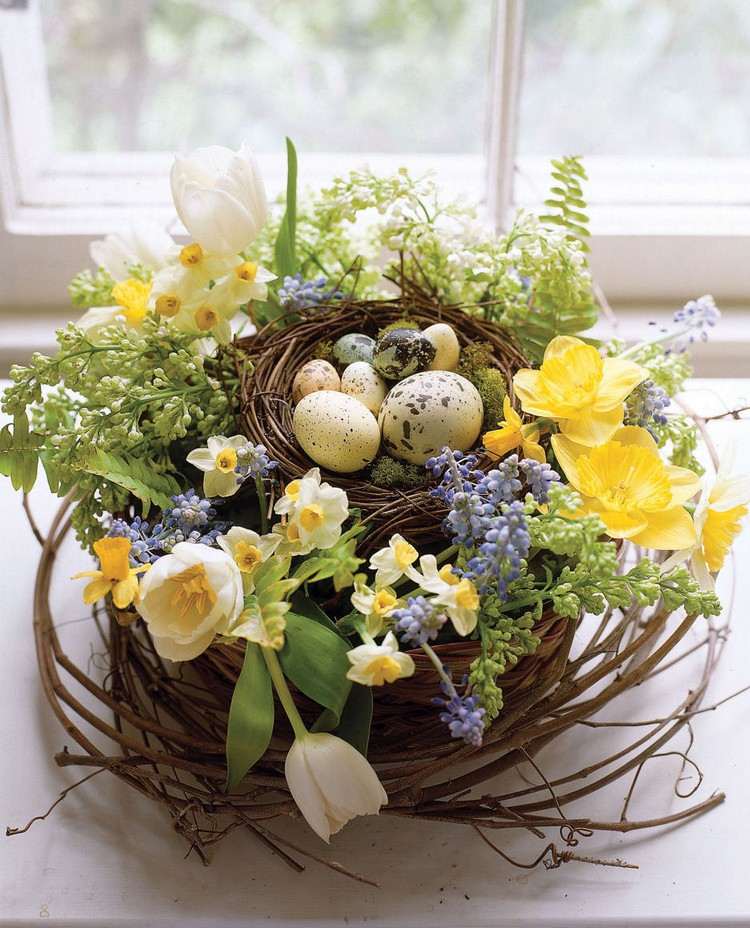 Påskdekoration med blommor sälnar-bo-vår-blommor-vaktelägg
