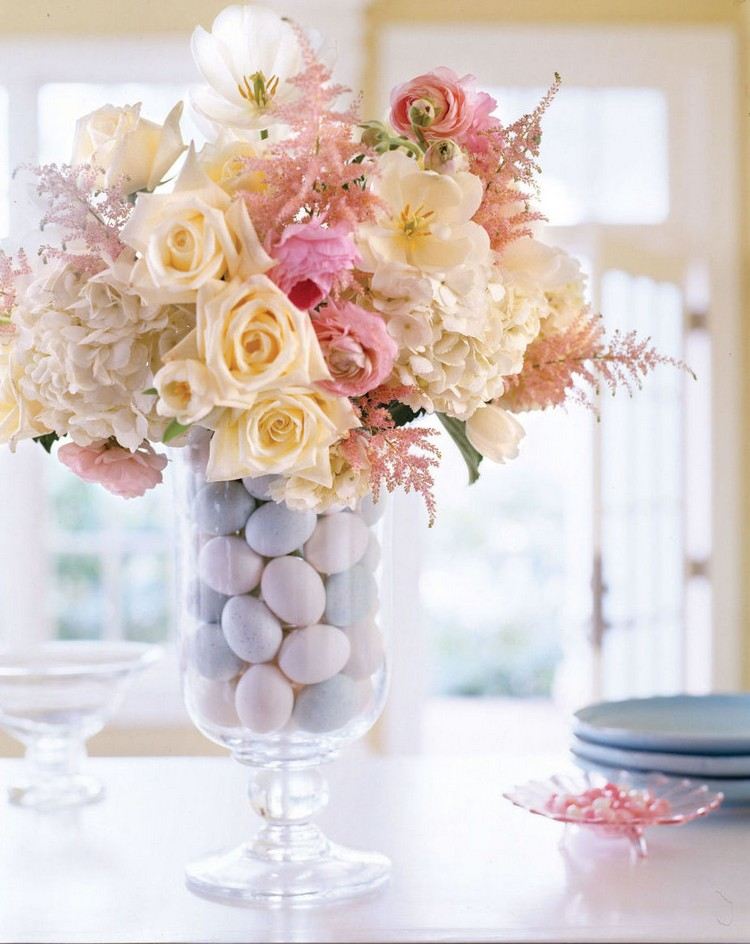 Påskdekoration med blommor glasfas-fötter-färgade-påsk-ägg-pastellfärger