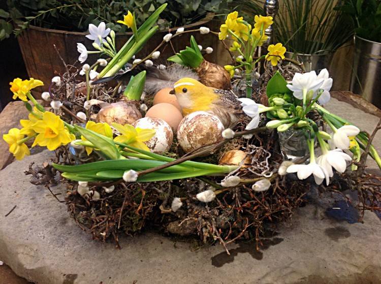 Påskdekoration med blommor bo-pilkatt-narcissus-ägg-fågelfigur