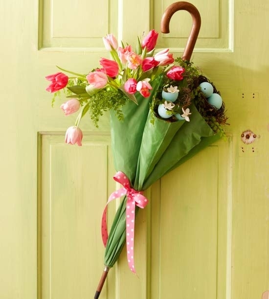 Påskdekoration idéer ytterdörr blomsterarrangemang paraply design själv